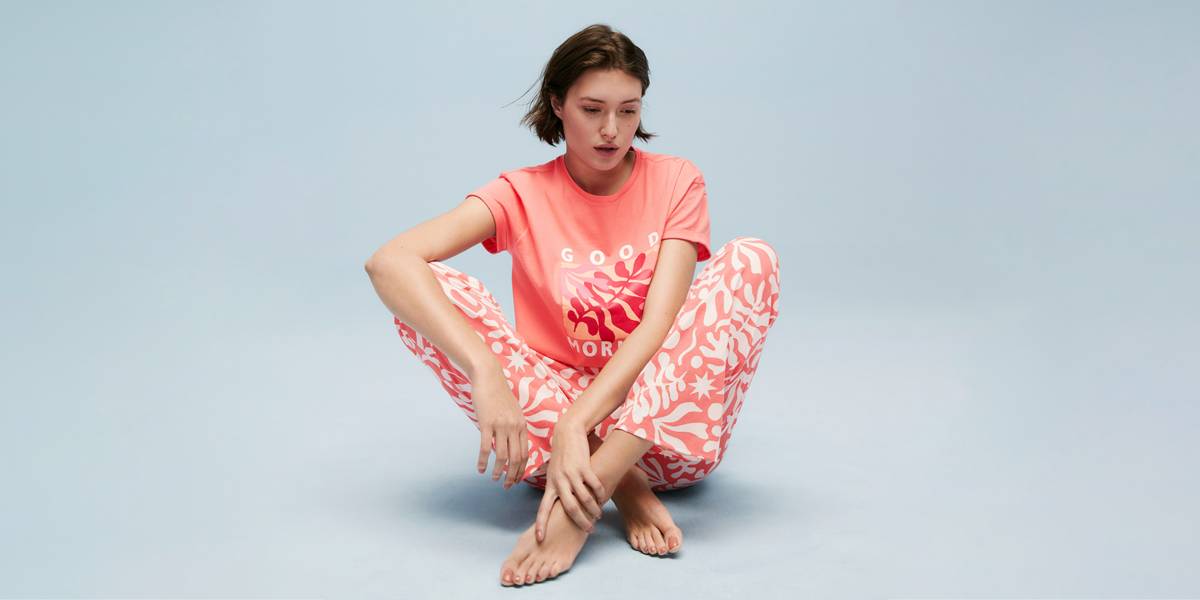 Vrouw in koraalkleurige pyjama